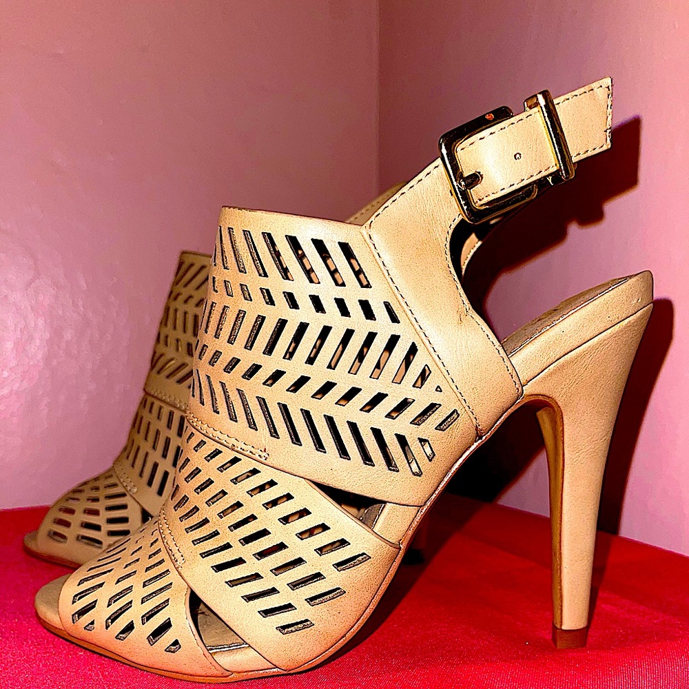 Size 7 Beige Cage Express Heels